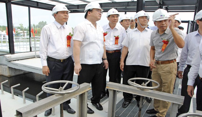 Tiết kiệm ngân sách, nâng cao hiệu quả đầu tư Phó Thủ tướng Chính phủ Hoàng Trung Hải (thứ 2 từ trái qua) thăm Nhà máy Xử lý nước thải Từ Sơn (Bắc Ninh). Ảnh: M Tuấn.