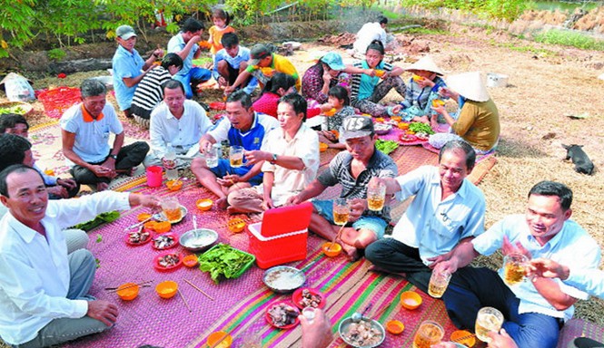 Ven biển buồn vui đón Tết Nông dân ấp Ông Muộn ăn tết sớm. Ảnh: Diệu Lư.
