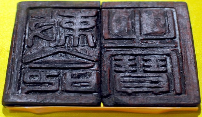 Sẽ tặng ấn Hoàng thành Thăng Long? Chiếc ấn “Sắc mệnh chi bảo” bằng gỗ, cổ nhất hiện nay được trưng bày tại Hoàng thành Thăng Long.