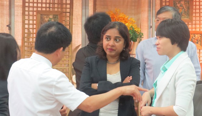 Trăn trở với đãi ngộ hiền tài Kiều bào thảo luận trao đổi tại buổi gặp mặt.
