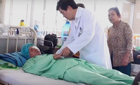 Đầu đạn nổ, thai phụ mù mắt Nạn nhân điều trị tại bệnh viện. Ảnh: Dân Trí