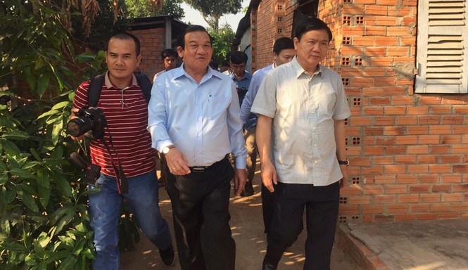 Bí thư Thành ủy TP HCM Đinh La Thăng truy vấn lãnh đạo huyện Củ Chi Ông Thăng yêu cầu lãnh đạo huyện Củ Chi bắt buộc phải xuống gặp dân để nghe họ nói, họ cần gì.