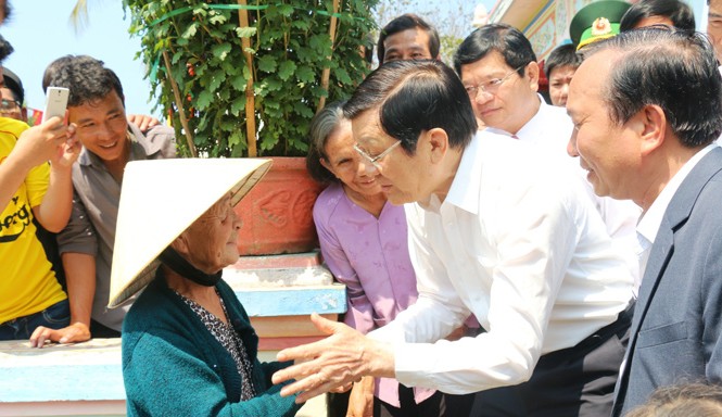 Xây dựng Lý Sơn mạnh về kinh tế, vững về quốc phòng Chủ tịch nước Trương Tấn Sang thăm hỏi tình hình đời sống người dân Lý Sơn. Ảnh: BS.
