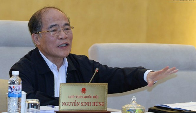 Không để người dân dùng thuốc giá cao Chủ tịch Quốc hội Nguyễn Sinh Hùng đề nghị phải giảm tối đa thủ tục hành chính. Ảnh: QH.