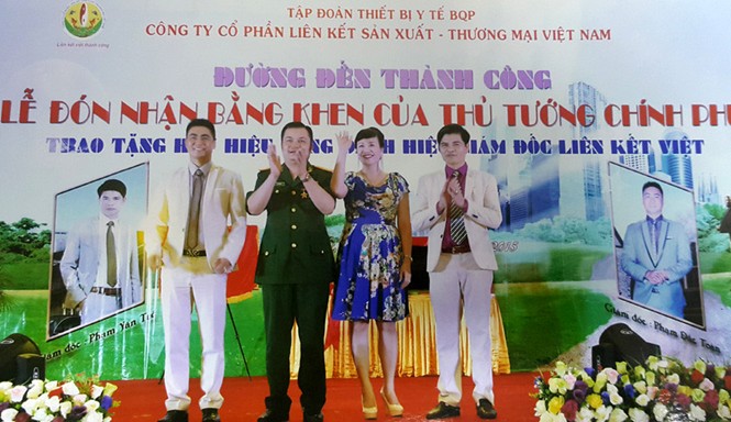 Liên Kết Việt lừa 60.000 người: Nhiều tướng, tá nghỉ hưu bị lợi dụng Lê Xuân Giang (mặc quân phục) trắng trợn làm giả cả lễ đón nhận Bằng khen của Thủ tướng nhằm mục đích lừa đảo. Ảnh: Chụp lại từ hồ sơ của công an.