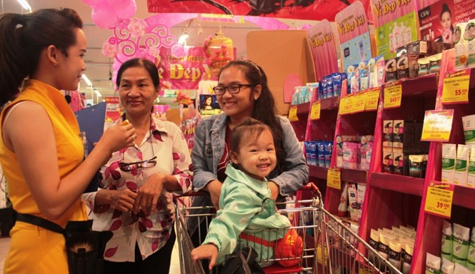 Làm đẹp cho trẻ: Coi chừng rước họa Trẻ dễ mắc bệnh khi được sử dụng mỹ phẩm từ quá sớm. Ảnh: U.P.