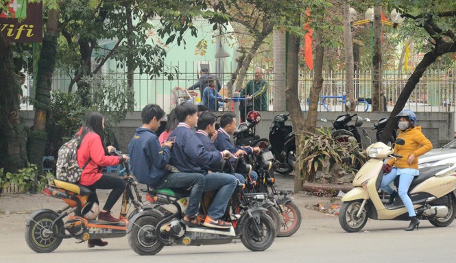 Học sinh vi phạm luật giao thông: Cần xử nghiêm Học sinh vô tư đầu trần tham gia giao thông đầu tháng 3/2015. Ảnh: Mai Dung.