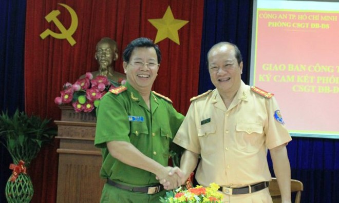 Lừa đảo, biến tướng từ 'logo xe vua' Đại tá Trần Đức Tài (trái) tại tại Hội nghị giao ban công tác đảm bảo TTATGT quý I năm 2016. Ảnh: Zing