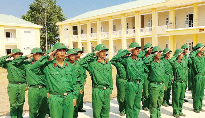 Tân binh đặc công trên thao trường Chiến sỹ mới Lữ đoàn đặc công 429 tập động tác chào.
