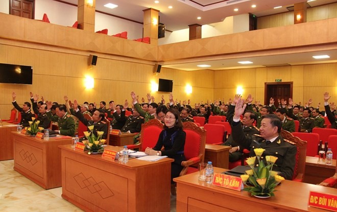 Bốn tướng công an được giới thiệu ứng cử ĐBQH Các đại biểu biểu quyết nhất trí giới thiệu 4 người ra ứng cử ĐBQH. Ảnh: VTC