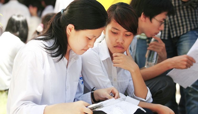 Nhiều cơ hội trúng tuyển ngành yêu thích Thí sinh trao đổi trước giờ thi THPT Quốc gia 2015 tại điểm thi trường Đại học Kinh tế Quốc dân, Hà Nội. Ảnh: Hồng Vĩnh.