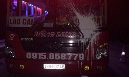 Ném đá vào xe khách vì không vào quán cơm? Chiếc xe bị nạn. Ảnh: Vietnamnet
