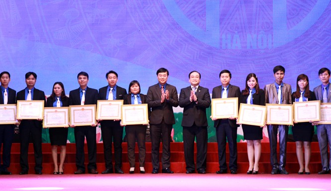 Hoạt động Đoàn phải khuyến khích đoàn viên khởi nghiệp Bí thư Thành ủy Hà Nội Hoàng Trung Hải và Bí thư T.Ư Đoàn Lê Quốc Phong trao tặng Bằng khen cho 30 bí thư Đoàn xã, phường, thị trấn có thành tích xuất sắc.