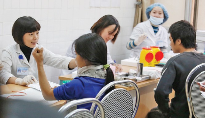 Cần sửa quy định về mang thai hộ Xét nghiệm hiếm muộn tại Bệnh viện Phụ sản Trung ương. Ảnh: Hồng Vĩnh.