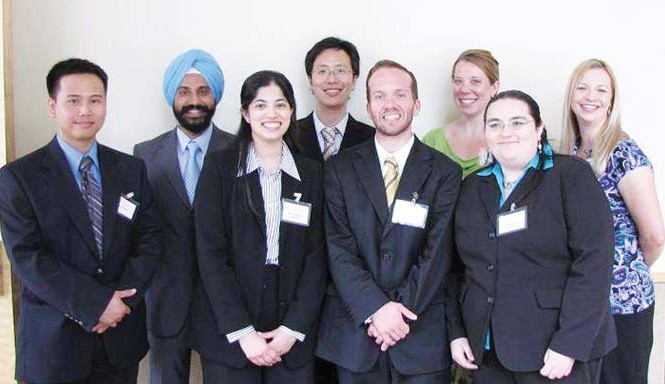 Rạng danh trên đất Mỹ TS Phan Minh Liêm (ngoài cùng, bên trái) cùng các cộng sự tại Viện Anderson.MD Anderson (trụ sở tại Houston, Texas, Mỹ)