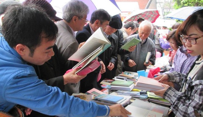 Khó làm bậy, chứ có khó gì đâu? Các hội chợ sách gần đây cuốn hút được khá nhiều độc giả.