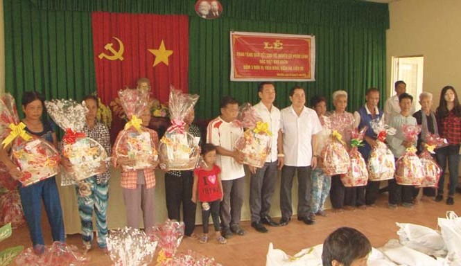Trong tim mãi một ngọn lửa thanh xuân Phó Chủ tịch Ngô Hùng tặng quà Tết Bính Thân 2016 cho hộ nghèo, hộ hoàn cảnh khó khăn ở Sóc Trăng.