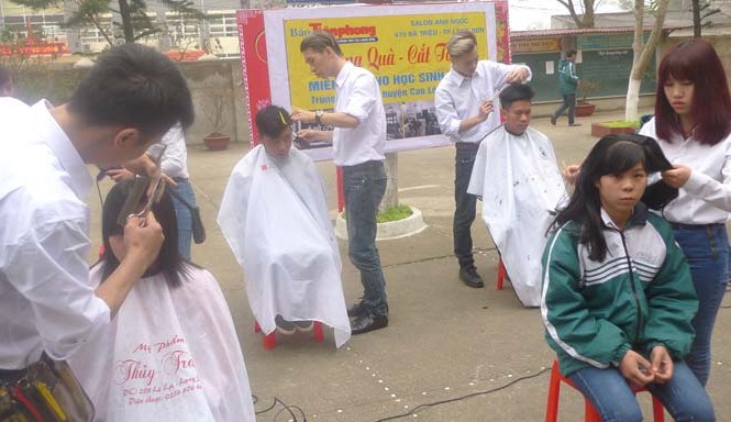 Hướng về người nghèo, học sinh khó khăn Các em học sinh nghèo trung tâm GDTX huyện Cao Lộc được cắt tóc miễn phí. Ảnh: Duy Chiến.