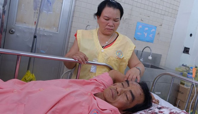 Bộ trưởng Y tế yêu cầu miễn viện phí cho ông Nén Ông Huỳnh Văn Nén đang được chăm sóc điều trị tại Bệnh viện Chợ Rẫy (TPHCM) sau tai nạn giao thông chiều 22/3. Ảnh: Quốc Ngọc.