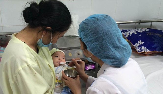 Giao mùa, nhiều trẻ nhập viện vì ho gà Bệnh nhi An Nhiên đang được uống thuốc điều trị ho gà. Ảnh: T.Hà.