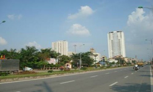 Trăm triệu thay biển hiệu cho đường trọng điểm Đường Lê Trọng Tấn