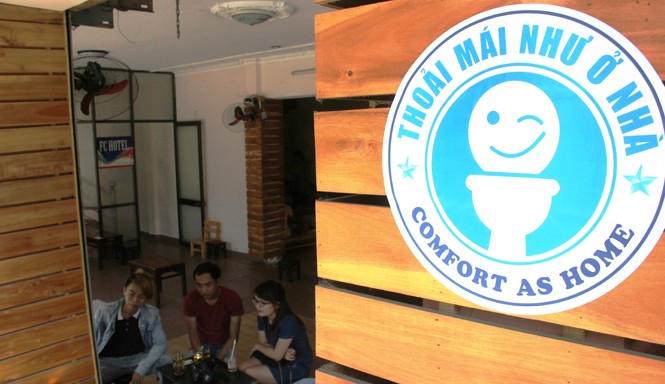 Dân Đà Nẵng mời du khách đi vệ sinh miễn phí Logo mời đi vệ sinh miễn phí bắt gặp trên rất nhiều quán cà phê, khách sạn. Ảnh: Thanh Trần.