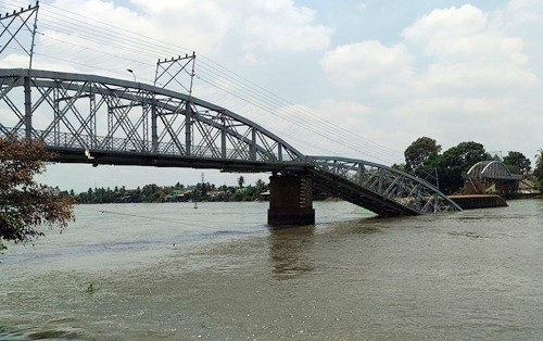 'Còn tai nạn như cầu Ghềnh, lãnh đạo cục vụ nên từ chức' Cầu Ghềnh bị đâm sập. Ảnh; Vnexpress