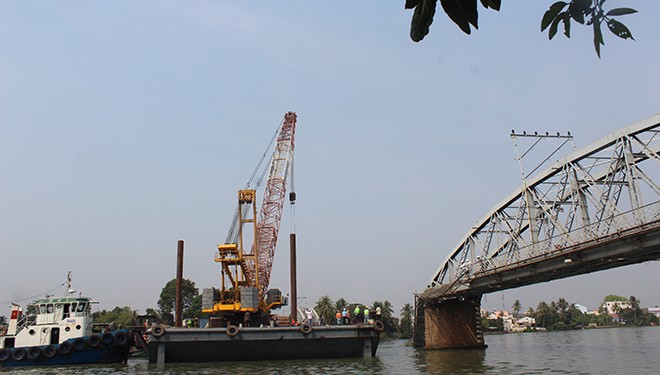 Bắt đầu trục vớt cầu Ghềnh Bắt đầu trục vớt cầu Ghềnh