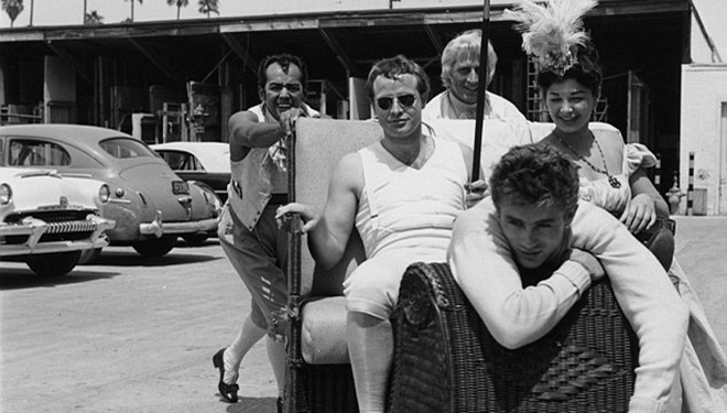 Marlon Brando, James Dean - mối tình khủng khiếp? Mối quan hệ phức tạp của Marlon Brando và James Dean (phía trước) được nhắc đến trong cuốn sách mới.