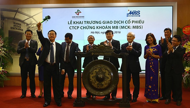 Chứng khoán MB lên sàn niêm yết Ông Lê Hữu Đức, Chủ tịch HĐQT Ngân hàng TMCP Quân đội đánh cồng khai trương phiên giao dịch của cổ phiếu niêm yết MBS.