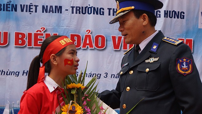 Truyền lửa giữ chủ quyền Đại tá Doãn Bảo Quyết, Phó Chính ủy Cảnh sát biển Việt Nam, động viên thí sinh Tạ Thị Huyền My tiếp tục vươn lên học tập tốt. Ảnh: Nguyễn Minh.