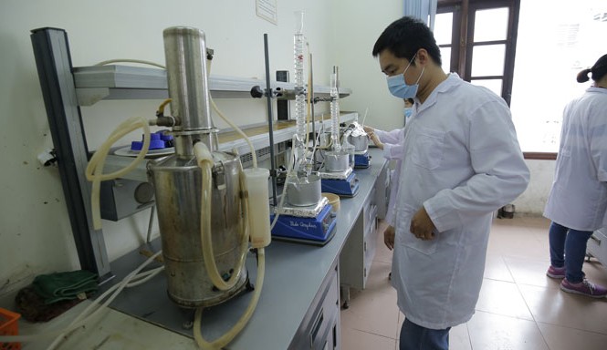 Vì sao đầu tư nghìn tỷ, loay hoay tồn tại? Cán bộ đang thực hiện nghiên cứu trên máy móc của phòng thí nghiệm trọng điểm Công nghệ lọc, hóa dầu. Ảnh: Lê Loan.