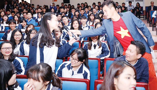 Thanh niên có thể làm thay đổi kết quả một ứng viên Nhiều bạn trẻ tham gia đặt những câu hỏi xung quanh hoạt động bầu cử Quốc hội. Ảnh: Vương Đức.