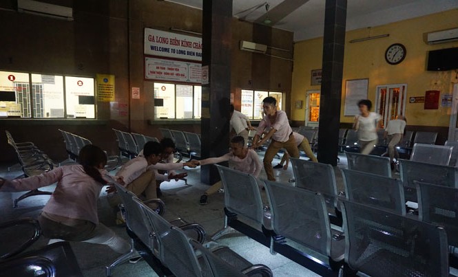 Nghệ thuật Hàn Quốc ở ga Long Biên Các nghệ sỹ múa đương đại Việt Nam đang trình diễn trong phòng chờ của nhà ga.