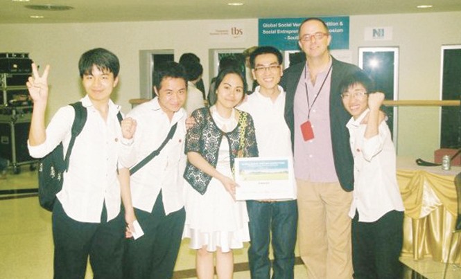 Kết nối sinh viên Việt ra thế giới Đoàn Thị Minh Phượng (giữa) đang tạo cơ hội cho các bạn trẻ Việt Nam vươn ra thế giới và thành công trên sân chơi toàn cầu.