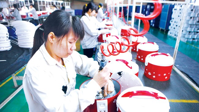 Trước thềm Thủ tướng đối thoại doanh nghiệp: DN nói lời gan ruột Dây chuyền lắp ráp nồi cơm điện của một doanh nghiệp Việt Nam. Ảnh: Như Ý.