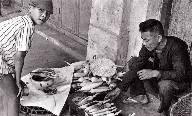 Sài Gòn, vỉa hè ký Thời bấy giờ, một lò bắp nướng trên vỉa hè cũng đủ nuôi cả gia đình.