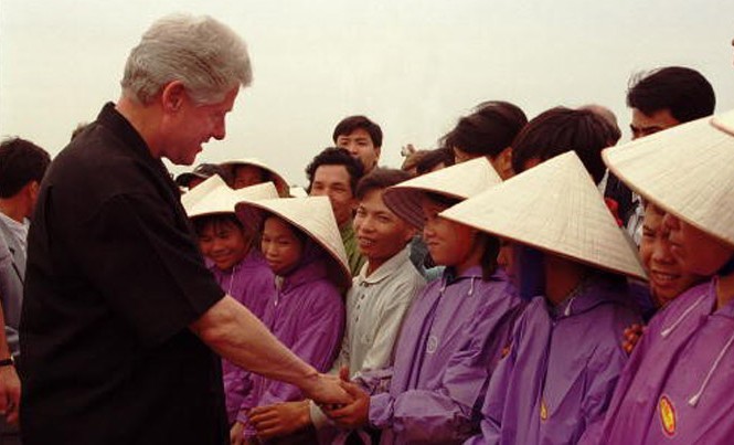 Hai đoản cảnh trong chuyến thăm của tổng thống Ảnh Tổng thống B.Clinton bắt tay suốt lượt 30 người dân Tiền Châu.