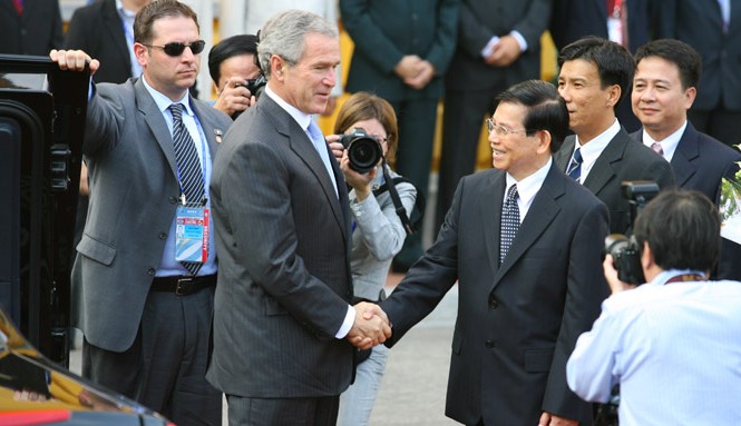 Tổng thống George W. Bush đi cầu nguyện và gặp lại cây đàn bầu Tổng thống Mỹ G.Bush và Chủ tịch nước Nguyễn Minh Triết tháng 11/2006. Ảnh: Hồng Vĩnh.
