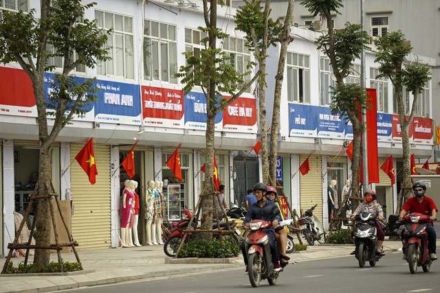 Phố “cờ hoa” Quảng cáo ở đường Lê Trọng Tấn cùng một kích cỡ với hai màu xanh đỏ
