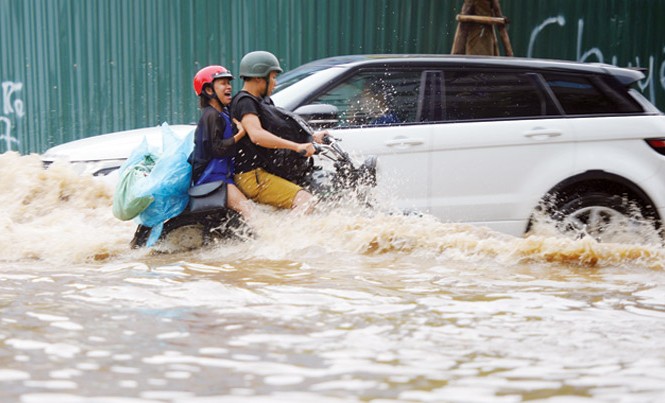 Ô tô ngập nước, cư dân khu đô thị mới thiệt hại tiền tỷ Ô tô ngập nước, cư dân khu đô thị mới thiệt hại tiền tỷ