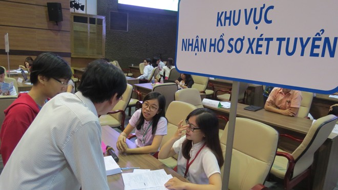 Đủ “chiêu” thu hút thí sinh Thí sinh nộp hồ sơ xét tuyển tại một trường đại học ở TPHCM ngày 2/8.
