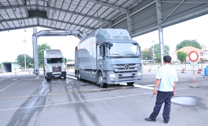 Cải cách Hải quan: Hàng lậu không thoát được 'mắt thần' Nhờ có máy soi chiếu container, thời gian thông quan hàng hóa nhanh gọn hơn, ngăn ngừa gian lận thương mại, buôn lậu. Ảnh: Tuấn Nguyễn.
