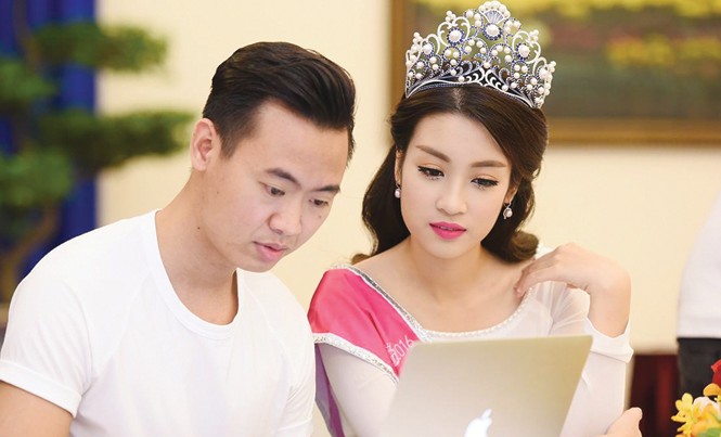 Tân Hoa hậu Đỗ Mỹ Linh: Luôn cầu thị để hoàn thiện bản thân Hoa hậu Đỗ Mỹ Linh trả lời trực tuyến với bạn đọc báo Tiền Phong chiều ngày 29/8. Ảnh: Thiên Hùng.