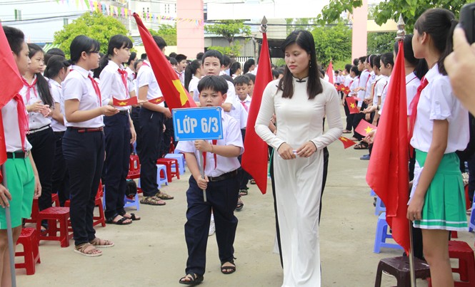 Tiếng trống đầu tiên ở ngôi trường mang tên Hoàng Sa Học sinh lớp 6 vào trường THCS Hoàng Sa (quận Sơn Trà, TP Đà Nẵng) trong Lễ khai giảng sáng 5/9. Ảnh: Thanh Trần.