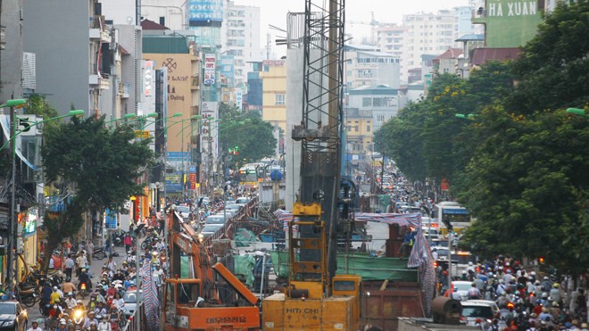 Chống ùn tắc giao thông Hà Nội: Đánh giá tác động của nhà cao tầng Công trường đường sắt đô thị thi công chậm, gây ùn tắc trên đường Cầu Giấy - Xuân Thủy nhiều năm qua (ảnh chụp ngày 6/10). Ảnh: Như Ý.