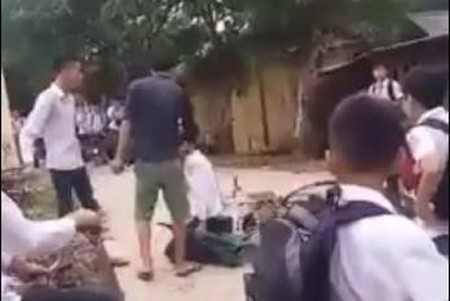 Đừng để trẻ cô đơn khi giải quyết xung đột Huy bị đánh và bắt quỳ giữa đường. Ảnh cắt từ clip.