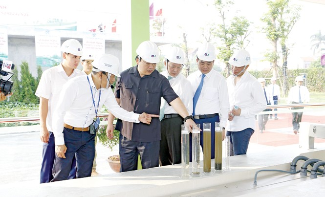 Bước đi mới trong xử lý ô nhiễm môi trường Bí thư Thành ủy Hà Nội Hoàng Trung Hải (thứ 4 từ phải qua) kiểm tra quá trình xử lý nước thải.