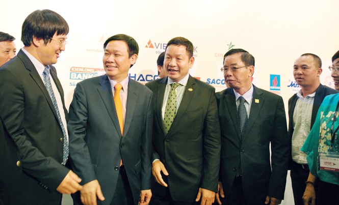 Cụ thể hóa quyền tự do kinh doanh Phó Thủ tướng Vương Ðình Huệ trò chuyện với các doanh nhân tại Diễn đàn doanh nghiệp tư nhân 2016. Ảnh: L.H.V.