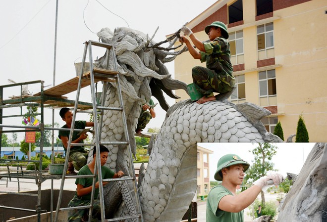 Y sĩ… đắp tượng Nghệ nhân áo lính Phạm Ngọc Anh (ảnh nhỏ) đang cùng đồng đội đắp đôi rồng lớn trước Nhà Văn hóa Lữ đoàn.